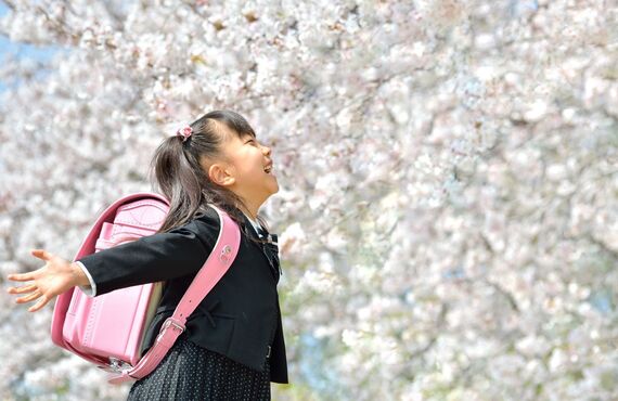 大きなランドセルを背負ったこの時にしか撮れない写真を入学祝いに | 人生の大事な節目は板橋区の梅村写真館で
